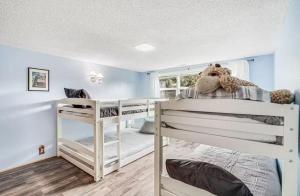 Postel nebo postele na pokoji v ubytování Mobys Beach Getaway Sleeps 11! Flat Beach Access Near Seabrook in Pacific Beach