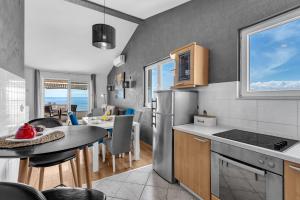 Kuchyň nebo kuchyňský kout v ubytování Kira Sea View apartment