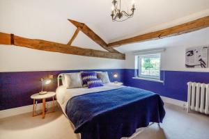 een slaapkamer met blauwe muren en een bed met een blauwe deken bij Fence House in Burnley +71 foto's