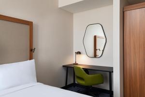 Postel nebo postele na pokoji v ubytování Fairfield Inn & Suites Austin Downtown