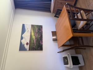 une peinture accrochée sur un mur à côté d'un escalier dans l'établissement Canigou 15 by Confortsky, au Pas de la Case