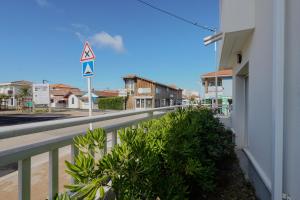 ein Gebäude mit einem Straßenschild am Straßenrand in der Unterkunft Appartement T2 idéal 2 personnes-150 m de la plage in Biscarrosse