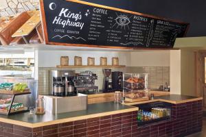 Příslušenství pro přípravu čaje a kávy v ubytování Ace Hotel and Swim Club Palm Springs