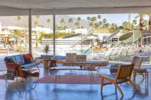 Bazén v ubytování Ace Hotel and Swim Club Palm Springs nebo v jeho okolí