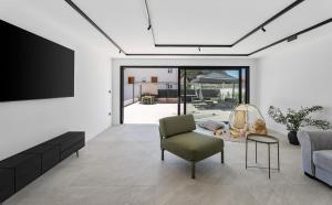 TV/trung tâm giải trí tại NEW!! Villa Siete Luxury Living Just Steps from the Beach