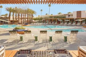 Bazén v ubytování Ace Hotel and Swim Club Palm Springs nebo v jeho okolí