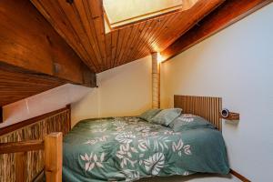 Ένα ή περισσότερα κρεβάτια σε δωμάτιο στο Maisonnette à 50m de la plage