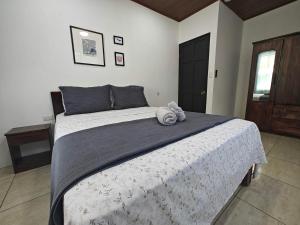 Ένα ή περισσότερα κρεβάτια σε δωμάτιο στο AJ Suites - Modern Beach Apartments with Pool and Full Kitchen