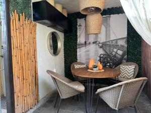 ein Esszimmer mit Tisch und Stühlen in der Unterkunft Casa YON pet friendly, Netflix,free parking, factura, high speed wifi, Amazon Prime in Municipio Cuautitlán Izcalli + 17 Fotos