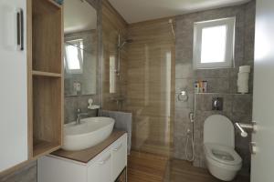 a bathroom with a sink and a toilet at Danka Pool House in Usije