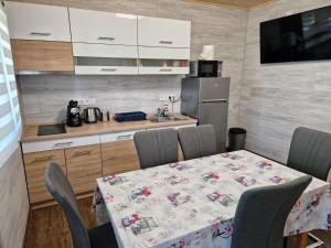 Η κουζίνα ή μικρή κουζίνα στο Betyár Apartmanházak Tiszafüred