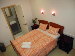 1 dormitorio con 1 cama con 2 toallas en Welcome Guest House, en Lisboa