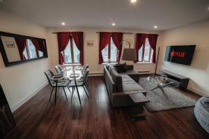 Φωτογραφία από το άλμπουμ του Spacious two stories condo in old port free parking στο Μόντρεαλ