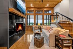 Posezení v ubytování Luxury Blackbird Cabin Stunning Views, Hot Tub and Fire Pit