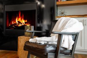 Posezení v ubytování Luxury Blackbird Cabin Stunning Views, Hot Tub and Fire Pit + 61 fotografií