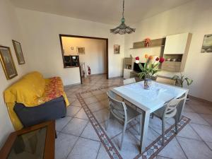 a living room with a table and a couch at Luminoso appartamento sul mare! in Piombino