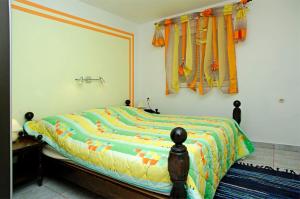 a bedroom with a bed with a large mirror at Foissner Apartments in Zavalatica