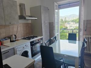 kuchnia ze stołem i widokiem na balkon w obiekcie Casa Buena Vista w mieście Bordighera