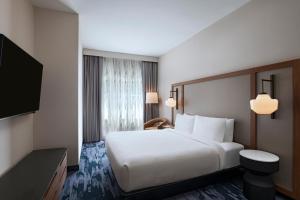 Postel nebo postele na pokoji v ubytování Fairfield Inn & Suites Austin Downtown