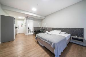 ボンバスにある509- Suite no Villa Francione Bombasの大きなベッドとキッチンのある寝室 +37枚の写真