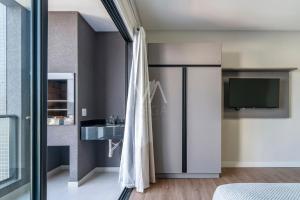 ボンバスにある509- Suite no Villa Francione Bombasのベッドルーム1室(シンクとテレビ付きのバスルーム付)