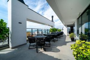 ボンバスにある509- Suite no Villa Francione Bombasの建物内のパティオ(テーブル、椅子付)