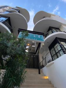 un edificio con una señal de calle delante en Sole Suites, en Playa del Carmen