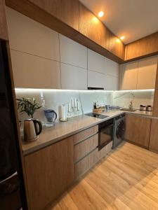 巴统Cozy Bali Style Relax & Coffee & Yoga & Work room的带水槽和洗衣机的厨房