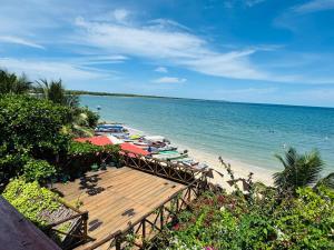 une plage avec des chaises et des parasols et l'océan dans l'établissement Merakai Hostel Rincon del Mar, à Rincón