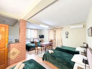 TV a/nebo společenská místnost v ubytování Shkodra Guest House & Trips