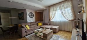a living room with a couch and a table at Gracia apartman in Vrnjci
