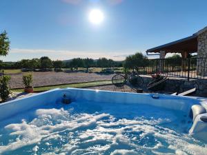 Bazén v ubytování Holiday home Juli with JACUZZI nebo v jeho okolí + 37 fotografií