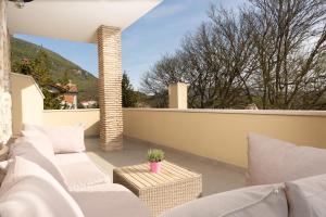 Ein allgemeiner Bergblick oder ein Berglick von des Bed & Breakfasts aus