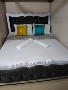 Postel nebo postele na pokoji v ubytování Liz homes BNB