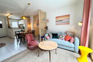 Posezení v ubytování Charmante maison avec jardin près des plages