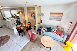 Posezení v ubytování Charmante maison avec jardin près des plages + 26 fotografií