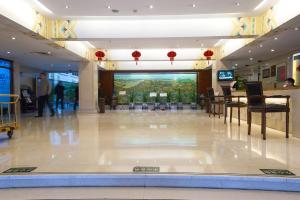 - un hall d'un hôtel avec des tables et des chaises dans l'établissement Jade Garden Hotel, à Pékin