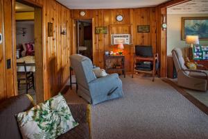 un soggiorno con 2 sedie e una TV di Nannie Bell's Cottage a Dundee
