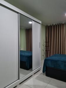 um quarto com um espelho e uma cama nele em GOLDEN LAKE, lugar para relaxar em Arraial do Cabo mais 18 fotografias
