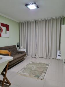 uma sala de estar com um sofá e uma mesa em GOLDEN LAKE, lugar para relaxar em Arraial do Cabo