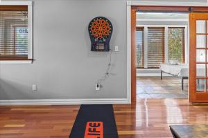 sala de estar con reloj en la pared en Huge Downtown Retreat with Free Parking, en Indianápolis