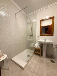 un baño con ducha y lavabo en Hostería El Cruce, en Cabezón de la Sal