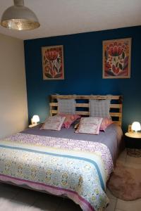 a bedroom with a bed with two pillows on it at Bel appartement avec jardin in La Bégude-de-Mazenc