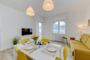 TV a/nebo společenská místnost v ubytování MGH- Peler del Garda Lakeview Apartment