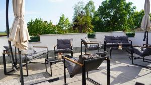 a group of chairs and umbrellas on a patio at Casa Flory Anna in San Lorenzo