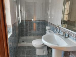 a bathroom with a toilet and a sink and a tub at Casa de Aldea Misiego Rodiles in Selorio +45 photos