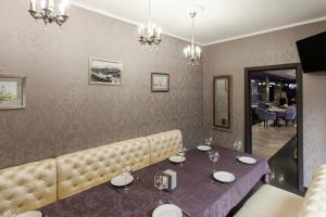 a dining room with a table and a couch at Green Park Hotel in Novozybkov