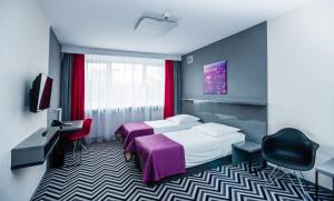 Pokój hotelowy z 2 łóżkami i biurkiem w obiekcie Hotel Wyspiański w Krakowie