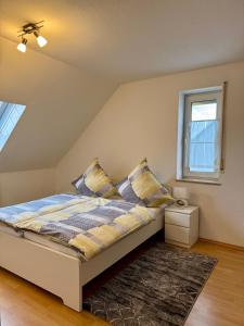 a bedroom with a bed and a window at Bergjuwel mit Ruhe & Komfort - M20 - Frankenwald Apartments in Stadtsteinach
