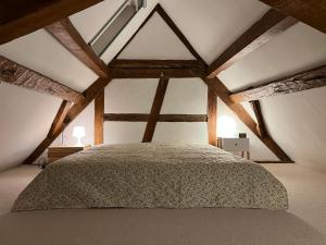 a bedroom with a large bed in an attic at Gemütliches Bauernhaus anno 1717 in Freckenfeld
